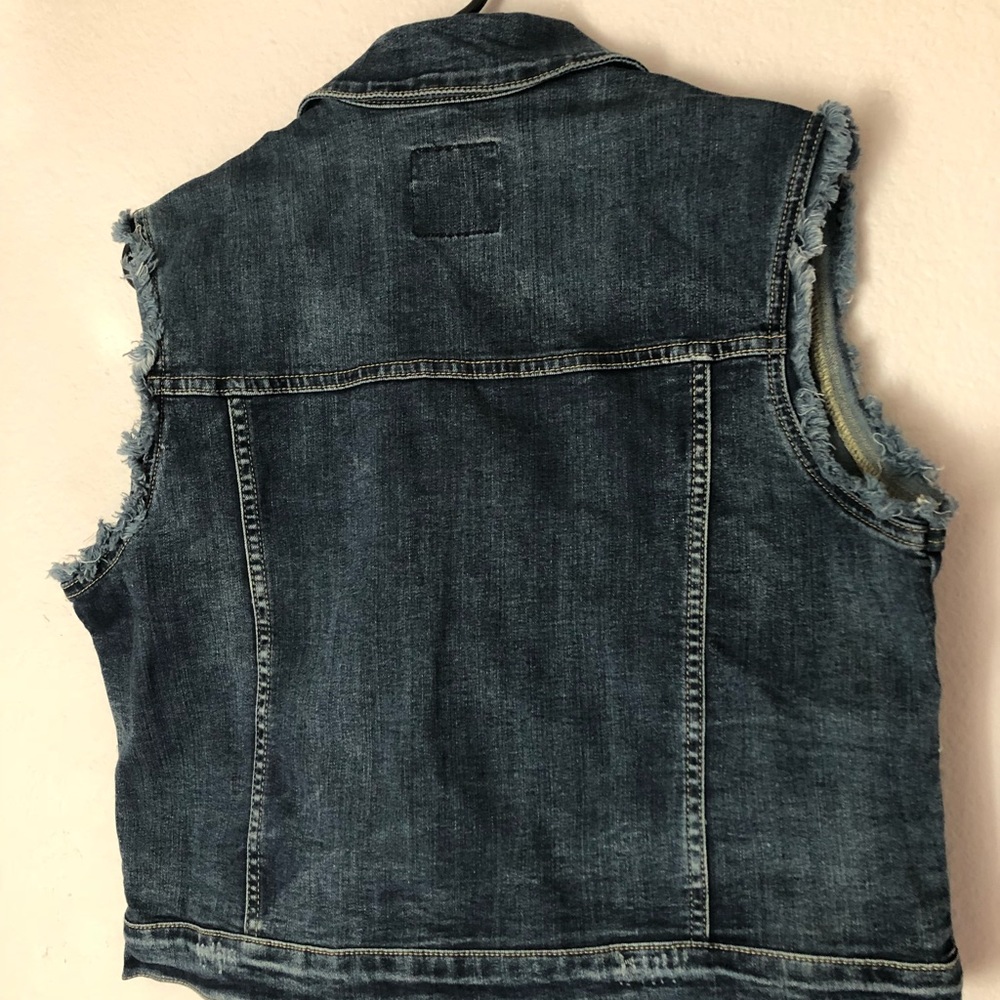 Sleeveless denim jacket